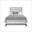 Lit double blanc avec un design élégant et une fabrication durable pour une expérience de sommeil paisible