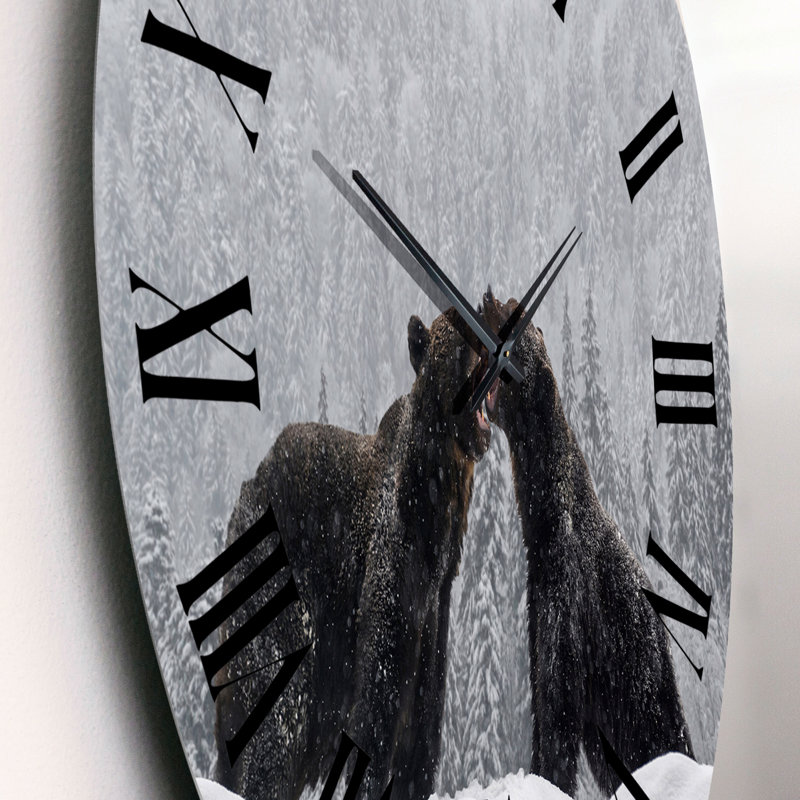 Deux combats d'ours bruns en forêt d'hiver - Horloge murale traditionnelle, Petit