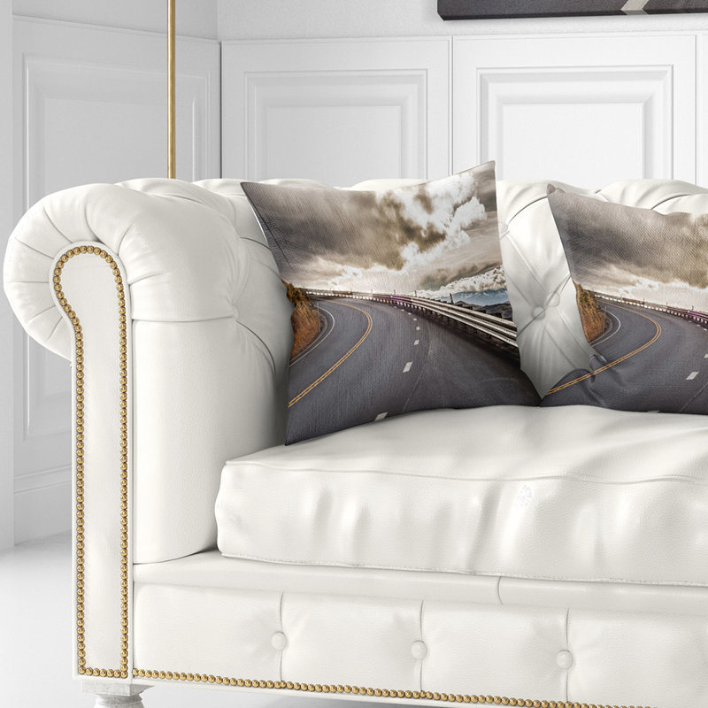 Coussin décoratif en forme de "photographie sky road", 18 po x 18 po, Coussin décoratif
