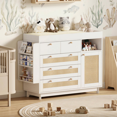Commode en bois de rotin avec 5 tiroirs, armoire et tablettes ouvertes, station de table à langer pour bébé avec rangement multifonctionnel, commode à langer pour chambre de bébé, chambre à coucher ou salle de jeux