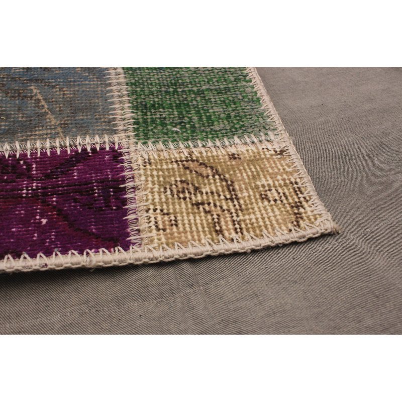 Tapis unique en laine noué à la main rouge / jaune / bleu 4 pi 2 po x 6 pi 5 po années 2010 Arby