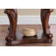 Table de bout de style traditionnel au fini chêne foncé orné de détails sculptés avec plateau en verre de 5 mm et table basse avec pieds en cabriole - non inclus