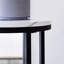 Table d'appoint ronde noire en faux marbre, stable avec base en forme de X, espace pour tout espace, salon et chambre à coucher, plateau de table moderne facile à nettoyer et à assembler - noir, rond, de construction
