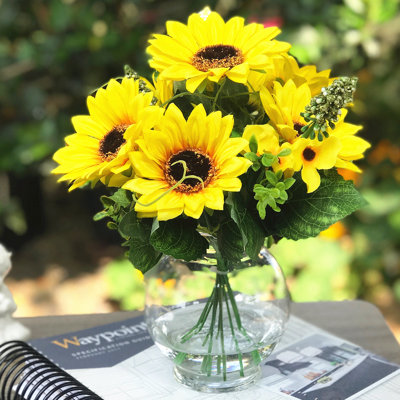 Arrangement floral à tournesol en soie dans un vase