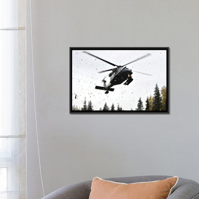 «An HH-60G Pave Hawk Helicopters» par Stocktrek Images - reproduction de photo sur toile tendue