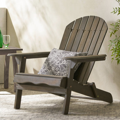 Chaise pliante grise en bois pour un usage extérieur, avec fonction
