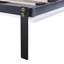 Lit simple blanc avec tablettes ouvertes et tiroirs, garde-robe et table encastrés