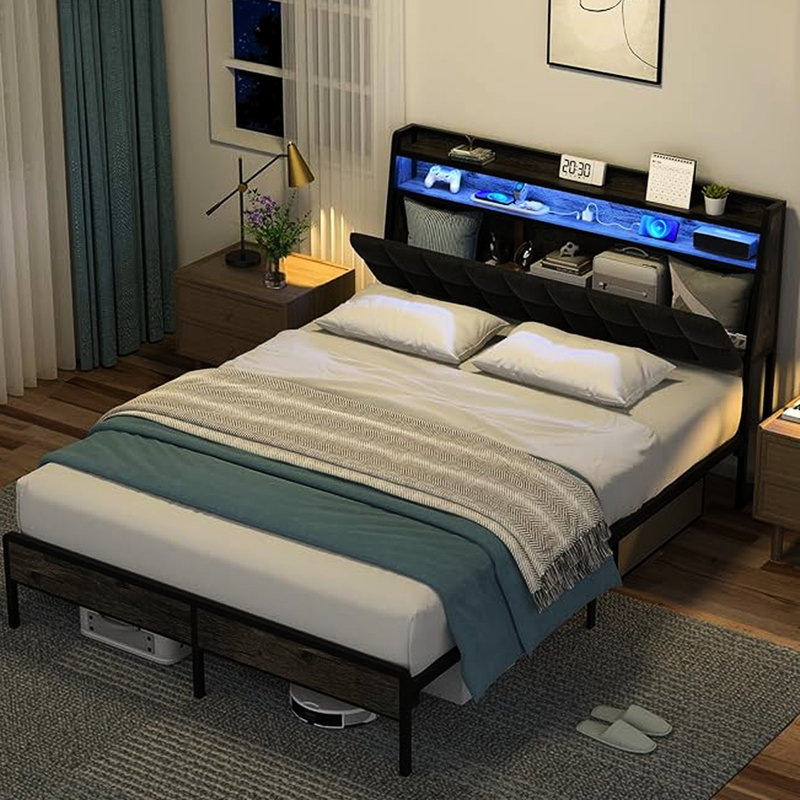 Cadre de lit double avec tête de lit ergonomique avec rangement à 2 niveaux, lumières à DEL pour une ambiance relaxante, station de recharge et rangement sous le comptoir. Métal noir, bois franc d'ingénierie et bois éclatant