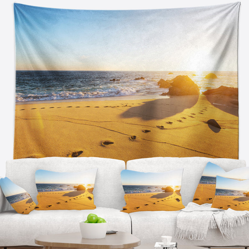 Grandes empreintes de pas sur une tapisserie de sable de plage, H 32 po x l 39 po