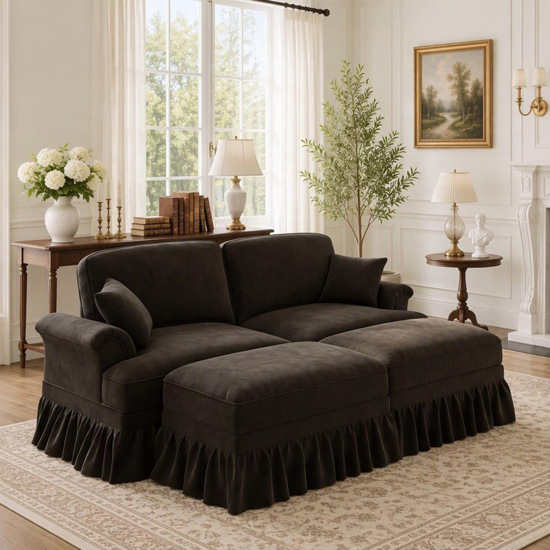 Canapé élégant de style Mid-Century, grand modèle, avec accoudoirs évasés, jupes à volants et plis amovibles et pieds fuselés, accompagné de 2 poufs amovibles.