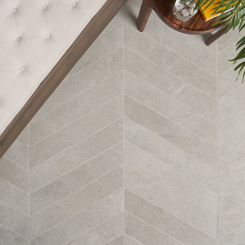 Carrelage de sol et de mur en porcelaine mate 3,93 po x 20,86 po Grava Chevron (6,71 pieds carrés / caisse), Gris clair