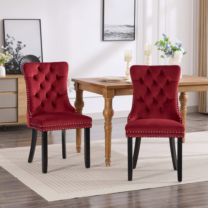 De 2 chaises de salle à manger en velours bourgogne. Rivets décoratifs hauts, pieds en bois massif, style élégant et confortable, fabrication solide,
