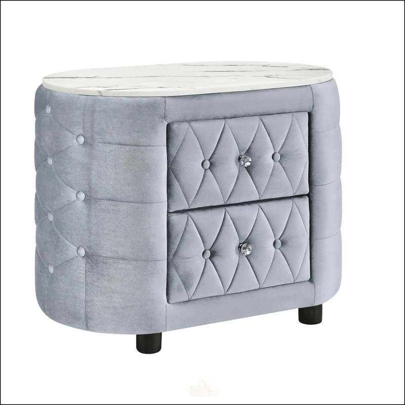 Élégante table de chevet grise avec plateau en faux marbre et revêtement en tissu, deux tiroirs de rangement pour les chambres modernes.