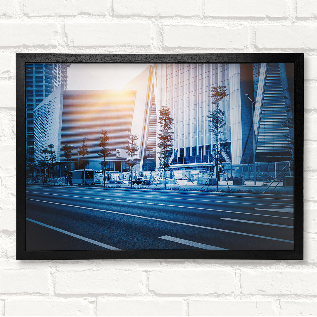 Blue City Sunglare - Closed Corner Frame Kunstdruck auf Holz