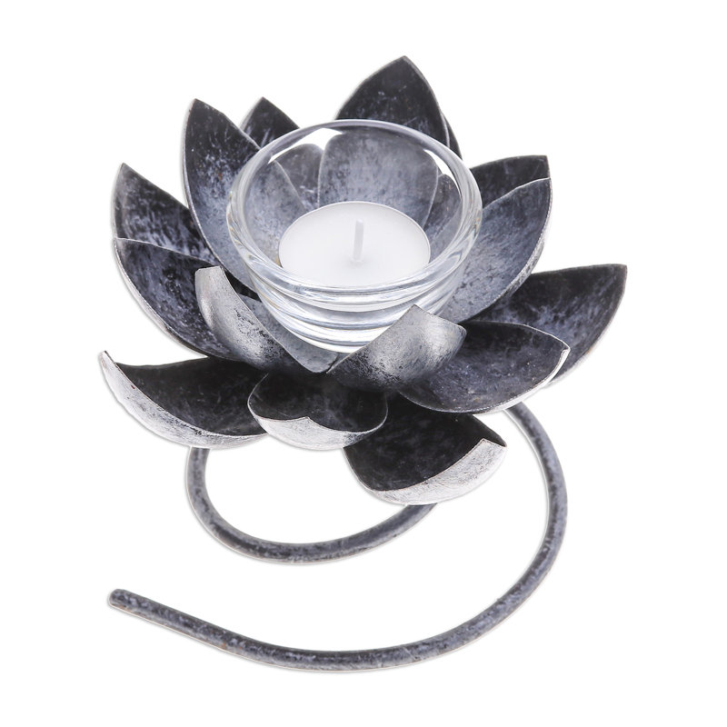 Photophore en fer et fer à la main Novica Lotus