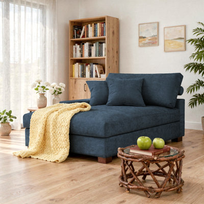 Chaise longue surdimensionnée en chenille bleue avec accoudoirs et coussins décoratifs