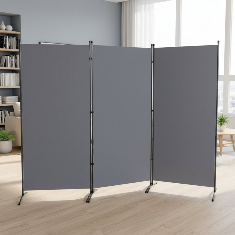 Ceci est une cloison de bureau autonome avec des panneaux en tissu gris et trois écrans d'intimité pliables. Il présente une conception simple, une séparation flexible et est à la fois intime et agréable.
