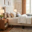 Structure de lit beige tapissier avec deux ports USB, lit plateforme avec tête de lit