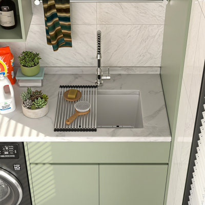 Évier à lessive 24 po x l 18 po à cuve en composite composite à quartz noir et blanc avec accessoires