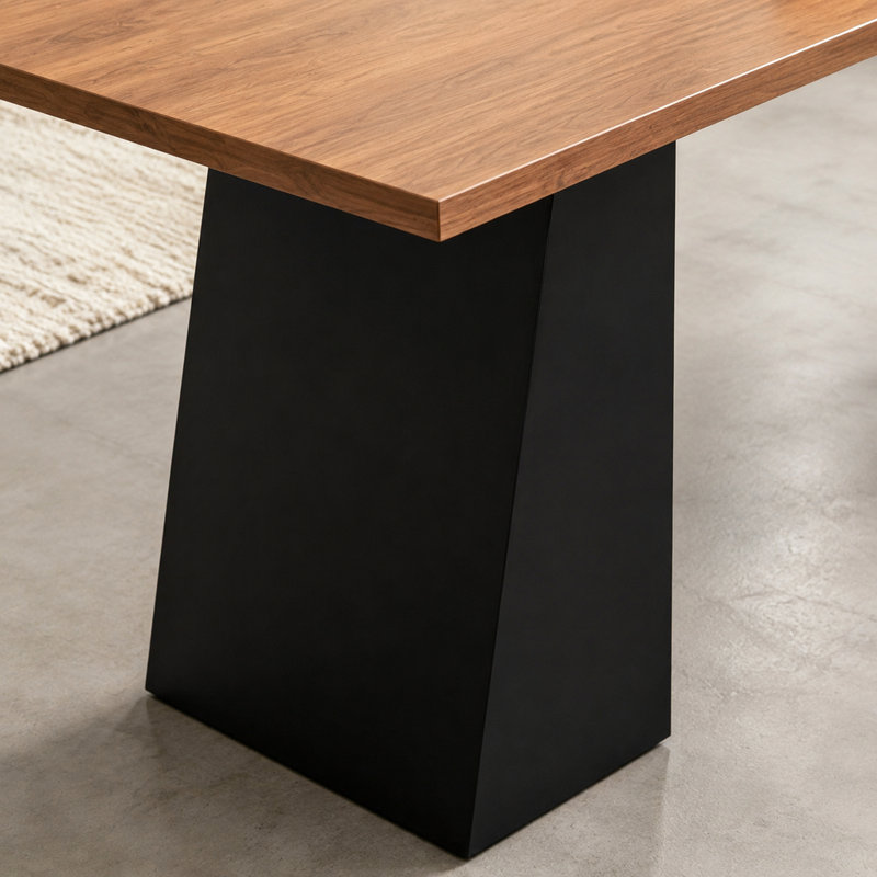 Bureau d'ordinateur moderne avec grande surface, structure en bois noir veiné, plateau en noyer clair
