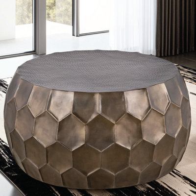 Table basse ronde de 32 po, fabrication en aluminium, base dorée lustrée, conception hexagonale martelée à la main, pour table de décoration principale de salon avec finition, motif, espace de tracas