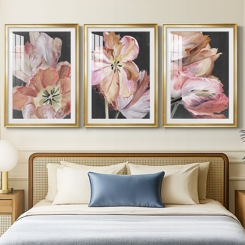 Pastel perroquet tulipe I - reproduction sur mesure encadrée de qualité supérieure - 3 pièces, H 21 po x l 30 po, Doré