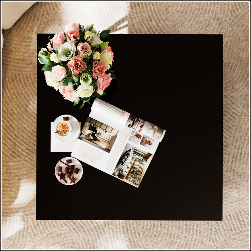 Table basse carrée en verre avec cadre luxueux en métal géométrique, finition dorée et tablette inférieure pour les intérieurs modernes