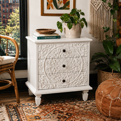 Table de chevet vintage de style campagnard français, sculptée, à 3 tiroirs et ornée de volutes en relief, servant également de commode décorative et de table d'appoint pour la chambre, le salon et l'entrée.