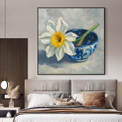 Très grand art floral rétro nature morte - jonquille dans un bol orné de bleu et de blanc, décoration traditionnelle pour le salon ou la chambre à coucher, très grande impression murale encadrée (assemblage requis)