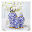 Vase en céramique blanche avec des accents bleus et dorés et un couvercle amovible-112369097