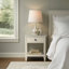 Table de chevet élégante en bois avec rangement crème antique pour chambre à coucher