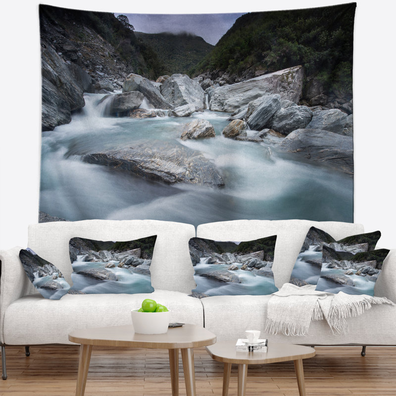Tapisserie «Slow Motion Mountain River and Rocks», H 50 po x l 60 po