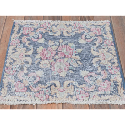 Tapis oriental carré carré en laine nouée à la main délavée à l'allure vieillie 1 pi 7 po x 1 po 7 po bleu marine et vieux persan Kerman