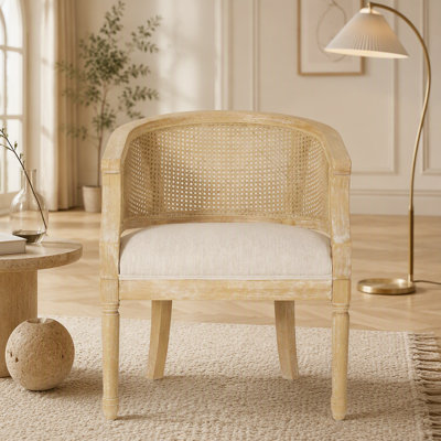 Exquise chaise d'appoint de style champêtre français fabriquée en bois d'hévéa, avec une finition vieillie et un design confortable pour n'importe quelle pièce.