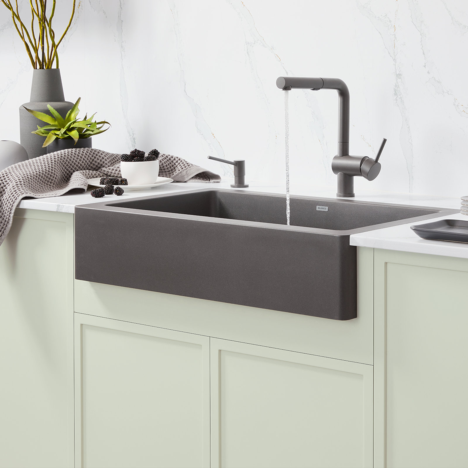 Linus Low Arc Pull-Out Kitchen Faucet, Volcano Gray