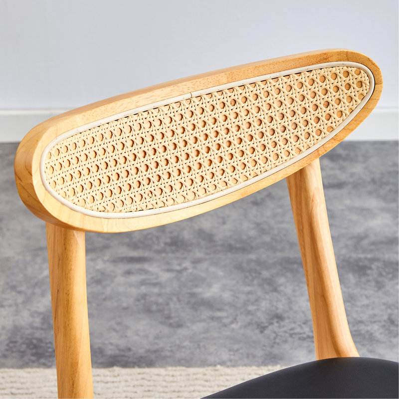 4 La chaise de salle à manger élégante et durable en bois massif, le petit dossier incurvé, le coussin en polyuréthane et la belle forme s'agencent parfaitement à n'importe quelle pièce et à un usage quotidien