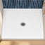 Base de douche à seuil simple L 30 po x l 30 po avec bonde centrale, bac à douche en acrylique renforcé de fibre de verre, plateau de douche blanc brillant avec ensemble de bonde, base de douche à bride à carreaux à 3 côtés intégrée pour installation en alcôve à 3 murs