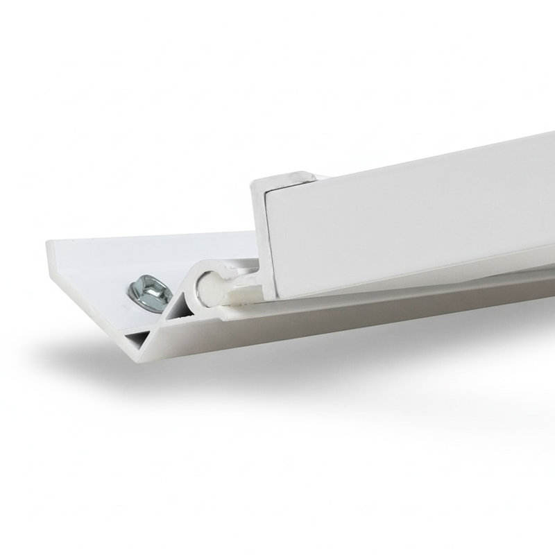 Auvent métallique White Ridge 5.6, fabriqué en aluminium léger pour l'extérieur, finition contemporaine en peinture poudre solide, charnière continue avec solin intégré, conception d'installation efficace.