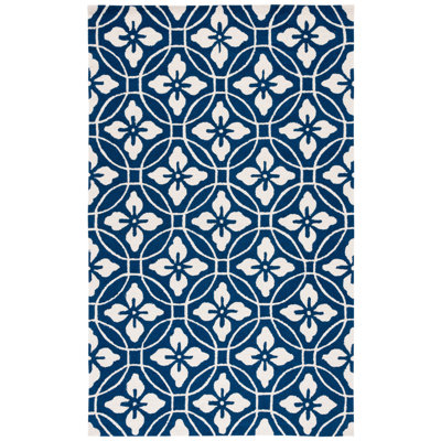 Tapis à motif géométrique bleu marine et ivoire crocheté à la main pour l'intérieur et l'extérieur Berchmans
