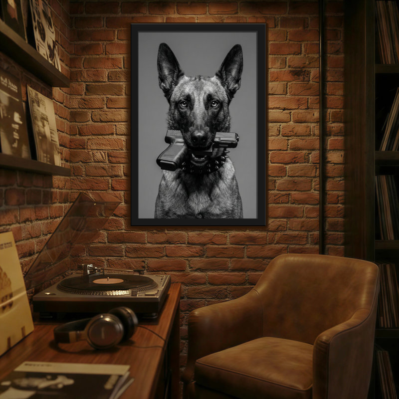 Animaux, chien tenant un pistolet dans la bouche, noir et blanc, H 30 po x l 20 po