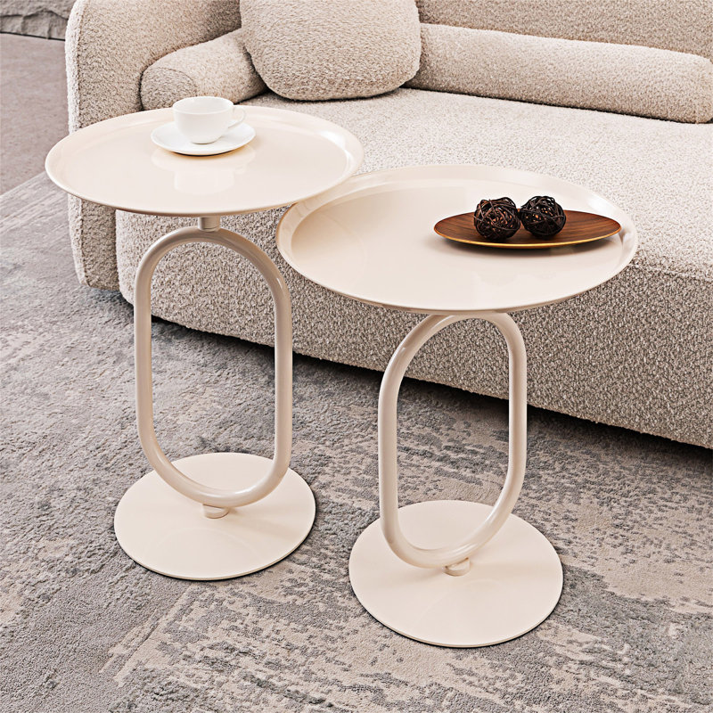 Ensemble de petites tables basses à cocktail