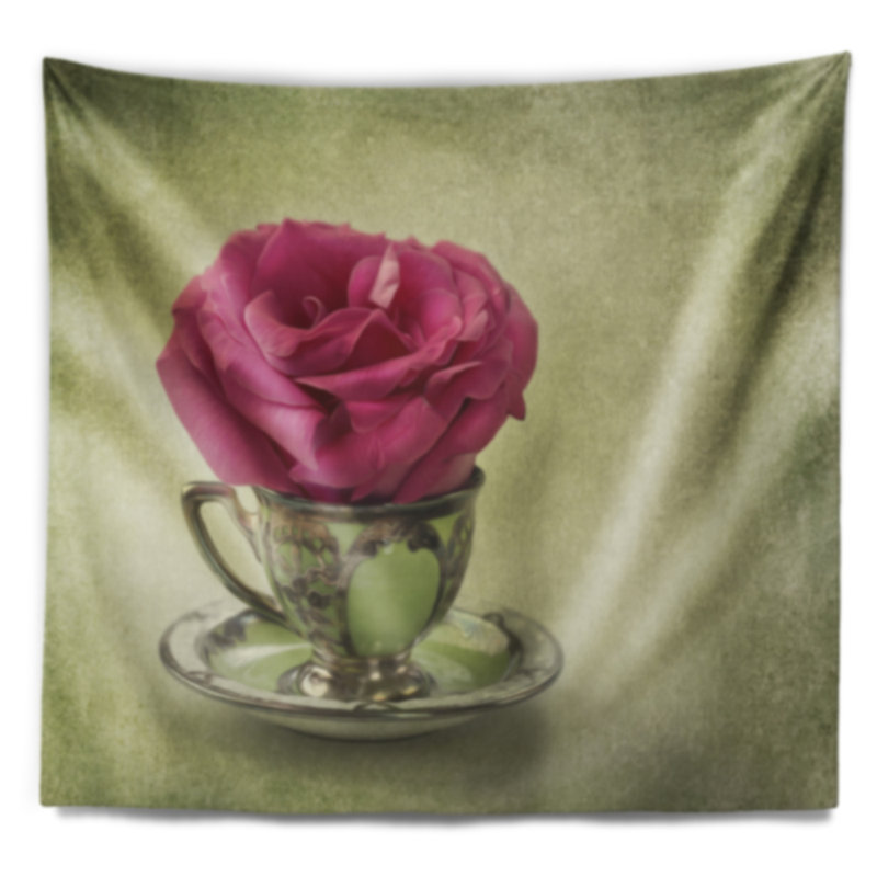 Tapisserie rose rouge dans une tasse et une soucoupe, H 32 po x l 39 po