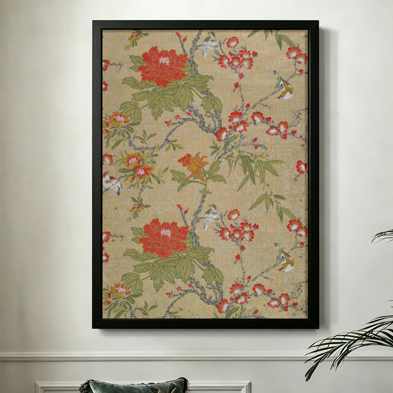 Branches florales abstraites modernes avec des fleurs et des oiseaux rouges, style d'art textile traditionnel d'Asie de l'Est. Art mural 24 "x 36" avec cadre en bois noir