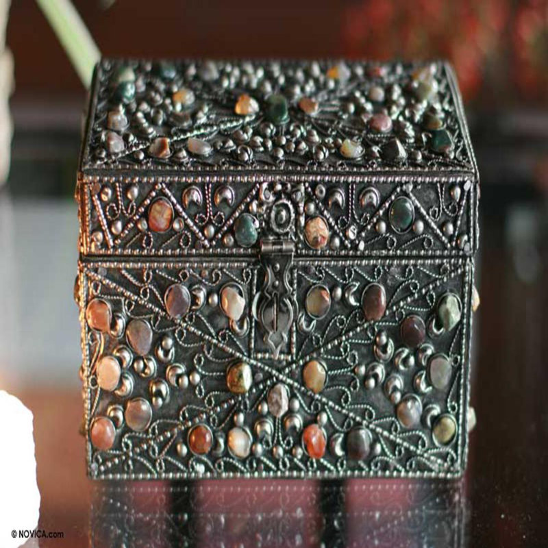 Boîte à bijoux en laiton repousse