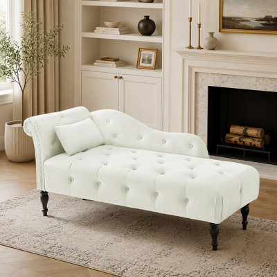 Chaise longue élégante en velours avec boutons capitonnés, garniture cloutée et pieds en bois massif pour une détente confortable