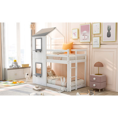 Lit simple au-dessus d'un lit superposé blanc - structure en bois de pin avec pour une chambre à coucher stable, meubles en fenêtre blanche et bois