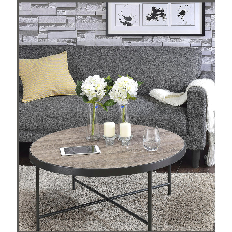 Table basse robuste de style industriel avec mélange de métal et de bois