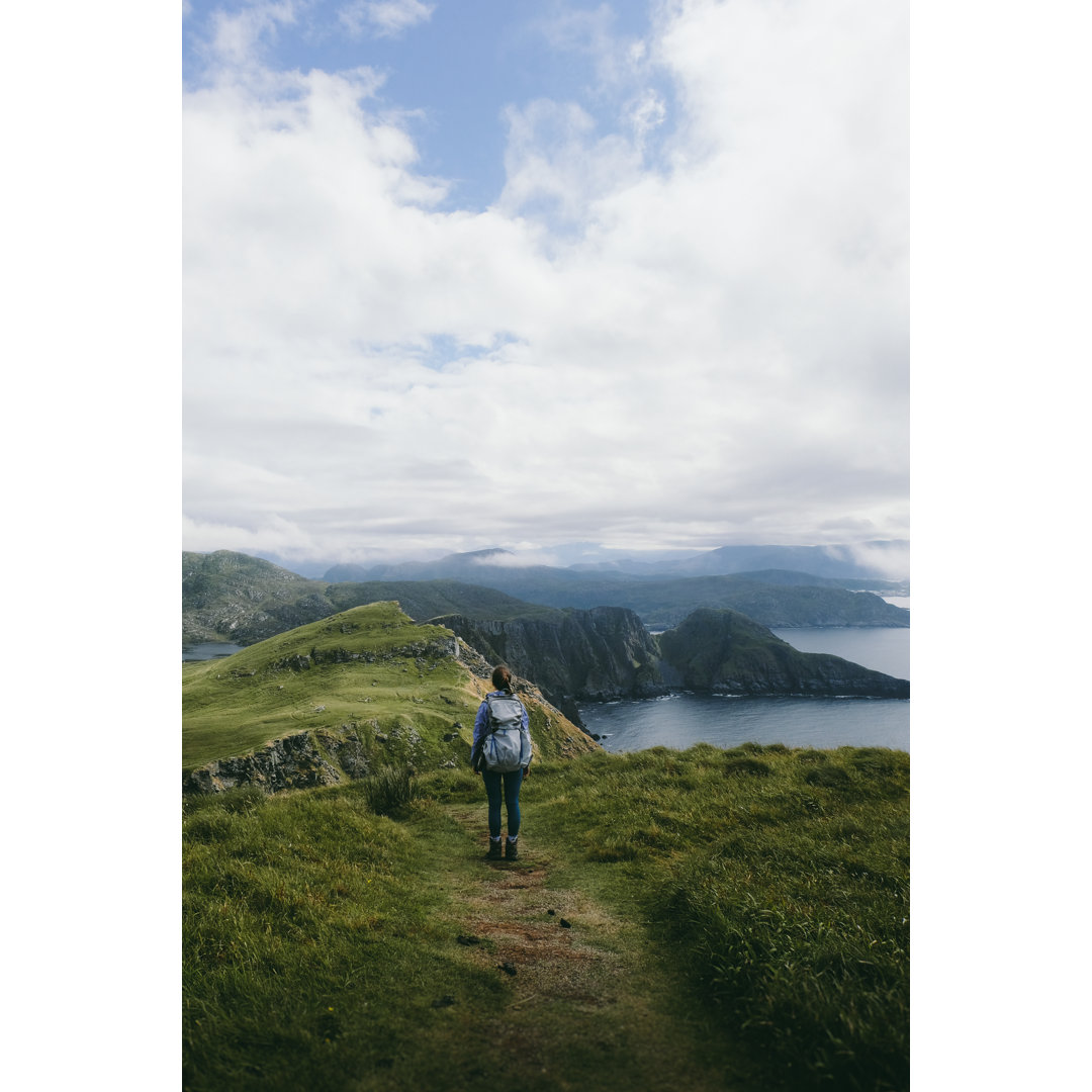 Frau mit Rucksack von Anastasiia Shavshyna - Druck