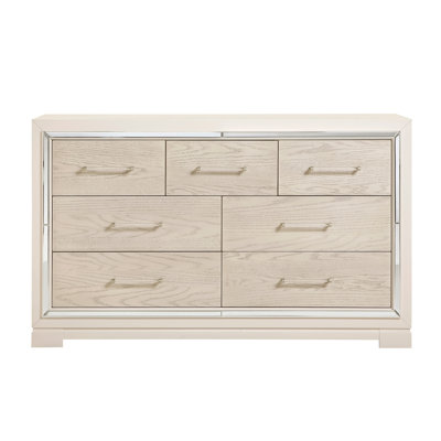 Commode moderne et élégante à 7 tiroirs en bois, bicolore brun pâle, avec poignées en acrylique et bordure miroir.