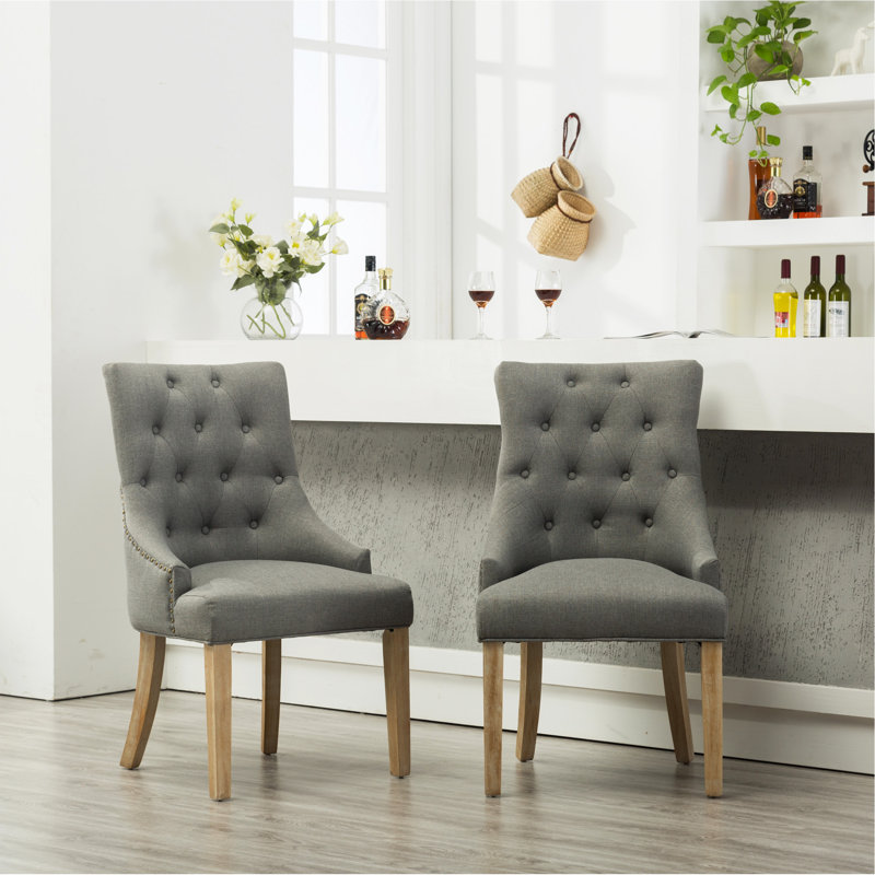 Ensemble de luxueuses chaises à oreilles capitonnées, Gris